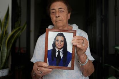 Victoria Cortés, abuela de la víctima, sostiene una fotografía de su nieta Juana, asesinada por su marido en Pozoblanco, en Córdoba, víctima de la violencia machista.