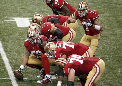 Formación atacante de los San Francisco 49ers en el momento en que su quarterback, Colin Kaepernick (7), da las instrucciones.