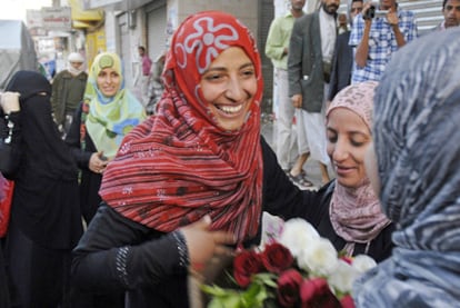 Tawakul Kerman es felicitada ayer en Saná, tras conocer la concesión del premio Nobel.