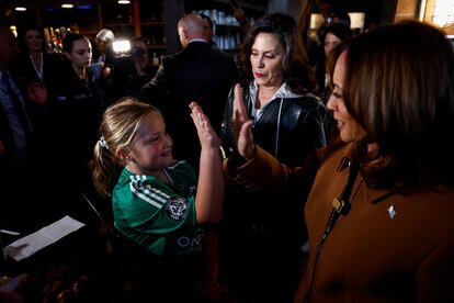 Kamala Harris saluda a una niña durante una visita a un restaurante en Kalamazoo (Michigan), el sábado.