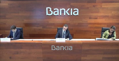 De izq a dcha: El director financiero de Bankia, Leopoldo Alvear; el consejero delegado del banco, José Sevilla, y la directora de comunicación, Amalia Blanco. Durante la presentación de resultados del primer trimestre de 2020.
 
 EUROPA PRESS
 29/04/2020 