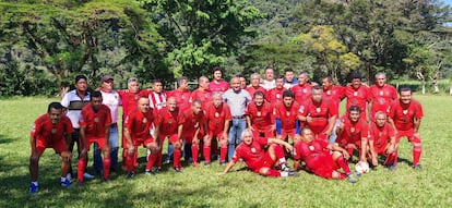 Benito Aguas (centro) con uno de los equipos deportivos a los que entregó uniformes un día antes de su asesinato, en Coetzala, Veracruz.