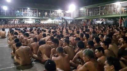 Presos desnudos en el patio de la prisión de Cebú, en Filipinas, el pasado martes.