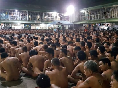 Presos desnudos en el patio de la prisión de Cebú, en Filipinas, el pasado martes.