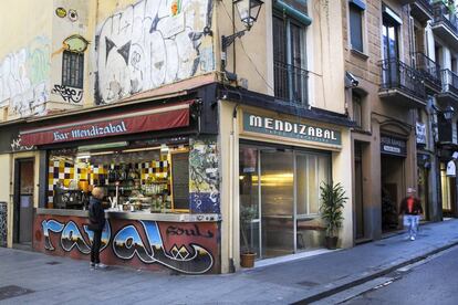 Bar Mendizabal, en el barrio del Raval de Barcelona, en una imagen de  2015.