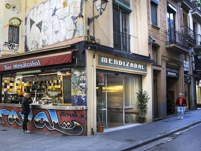 Bar Mendizabal, en el barrio del Raval de Barcelona, en una imagen de  2015.