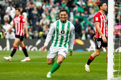 El Chimy Ávila celebra el primer gol del Betis ante el Athletic.