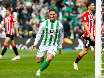 El Chimy Ávila celebra el primer gol del Betis ante el Athletic.