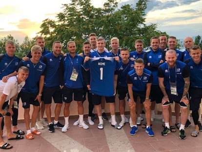 Los jugadores de Islandia posan con la camiseta de Ikeme, el portero nigeriano que se perdió el Mundial por una leucemia.
