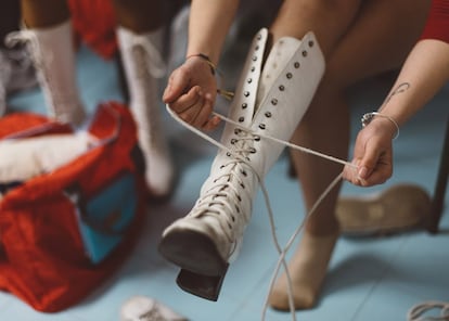 Una majorette ata los cordones de su bota. Este tipo de calzado es uno de los elementos básicos que componen el uniforme.