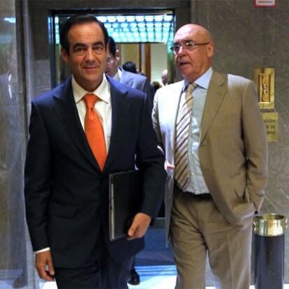 José Bono y Javier Rojo, a su llegada al Congreso.
