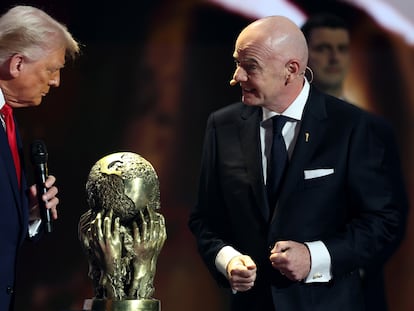 El presidente de la FIFA, Gianni Infantino, entrega el premio FIFA de La Paz al presidente de Estados Unidos, Donald Trump.