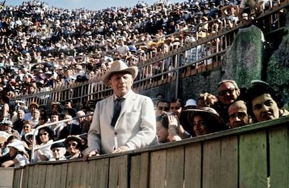 Pablo Picasso, en una corrida de toros en Arlés.