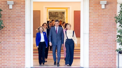Desde la izquierda, Nadia Calviño, Pedro Sánchez y Yolanda Díaz, rodeados de todos los ministros del nuevo Gobierno, momentos antes de colocarse en la foto de familia en las escalinatas de La Moncloa.
