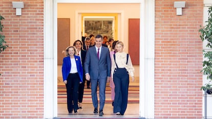 Desde la izquierda, Nadia Calviño, Pedro Sánchez y Yolanda Díaz, rodeados de todos los ministros del nuevo Gobierno,  momentos antes de colocarse en la foto de familia en las escalinatas de La Moncloa. 