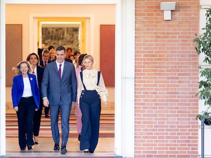 La vicepresidenta primera y ministra de Asuntos Económicos, Nadia Calviño; el presidente del Gobierno, Pedro Sánchez y la vicepresidenta segunda y ministra de Trabajo y Economía Social, Yolanda Díaz, llegan al Palacio de la Moncloa, el 22 de noviembre de 2023, en Madrid.