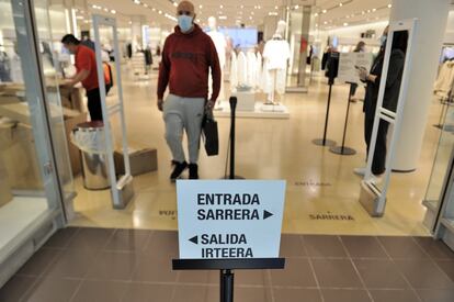Clientes realizan compras en un centro comercial de Vitoria (Álava).