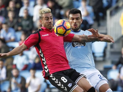 Cabral, del Celta, disputa la pelota con Camarasa, centrocampista del Alavés.