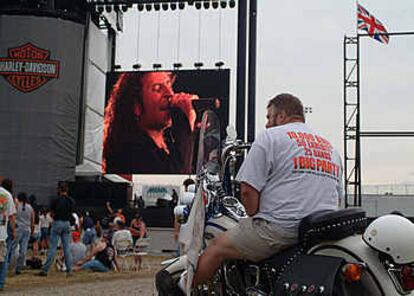 Que un fabricante de motocicletas monte una gira como si de una banda de rock se tratase puede parecer raro, pero Harley Davidson es mucho más que un armazón metálico. Harley es los Rolling Stones de las dos ruedas.