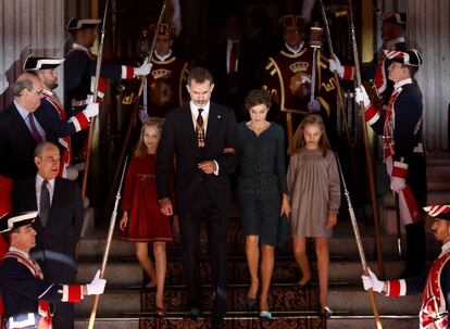 La princesa Sofia, el rey Felipe VI, la reina Letizia y la infanta Leonor salen del Palacio de las Cortes, que alberga el Congreso de los Diputados, tras la sesión solemne de la apertura de las Cortes en la XII Legislatura ante las Cortes, el 17 de noviembre de 2016.