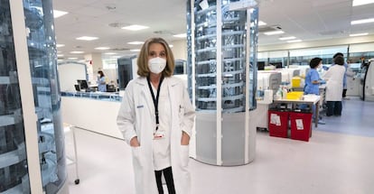 La doctora Begoña Laíz, en las instalaciones del nuevo laboratorio robotizado del Hospital La Fe de Valencia.