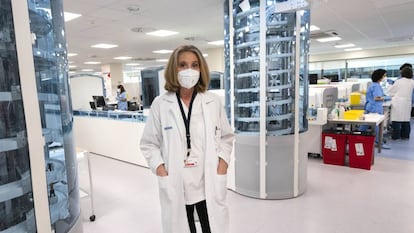 La doctora Begoña Laíz, en las instalaciones del nuevo laboratorio robotizado del Hospital La Fe de Valencia.