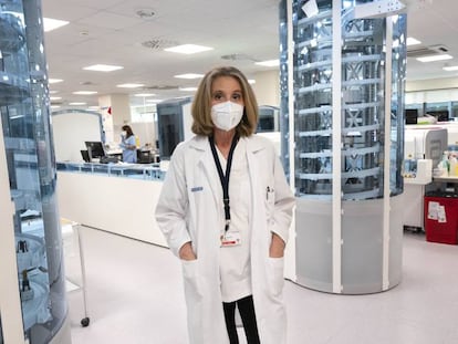 La doctora Begoña Laíz, en las instalaciones del nuevo laboratorio robotizado del Hospital La Fe de Valencia.