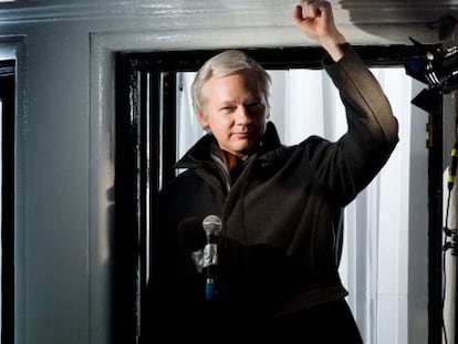 Assange em um pronunciamento feito na embaixada, em 2012.