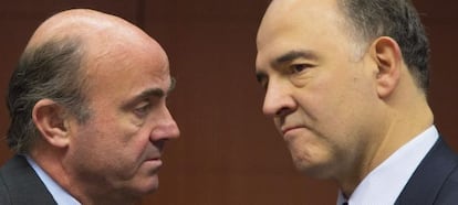 El ministro de Econom&iacute;a en funciones, Luis de Guindos, y el comisario europeo de Econom&iacute;a, Pierre Moscovici.