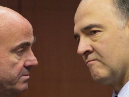 El ministro de Econom&iacute;a en funciones, Luis de Guindos, y el comisario europeo de Econom&iacute;a, Pierre Moscovici.