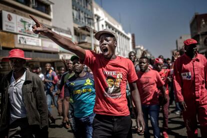 Los partidarios del partido opositor Movimiento por el Cambio Democrático (MDC) protestan contra el presunto fraude generalizado de la autoridad electoral y el partido gobernante, después del anuncio de los resultados de las elecciones, en las calles de Harare, el 1 de agosto de 2018.