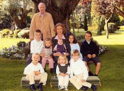 Los Reyes posan con sus nietos en los jardines del palacio de la Zarzuela.