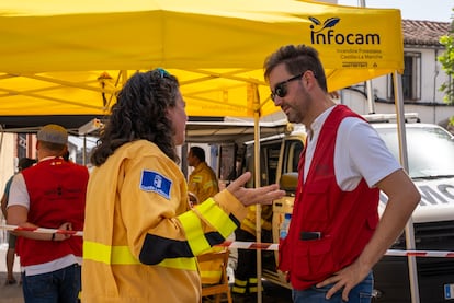 Bomberos y efectivos de emergencias en el Centro de Control de Navalmoralejo, en Toledo.