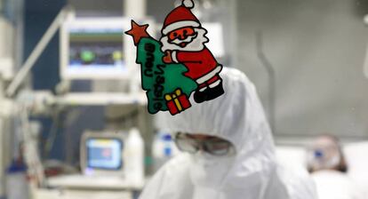 Una figura de Santa Claus decora un cristal de aislamiento en un hospital.