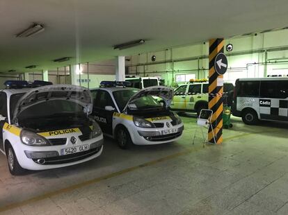 Veh&iacute;culos de la polic&iacute;a local. 