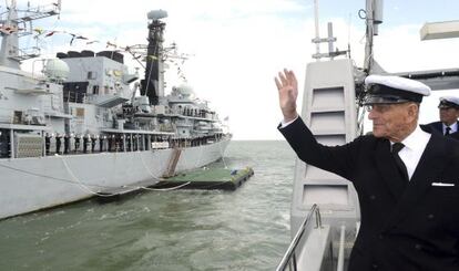 La última foto del príncipe, tomada el lunes saludando a bordo del HMS Ranger en Portsmouth.