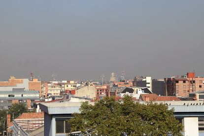 Capa de esmog sobre Bogotá, captada desde los cerros orientales de la capital, el 24 de febrero de 2023.