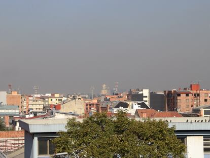 Capa de esmog sobre Bogotá, captada desde los cerros orientales de la capital, el 24 de febrero de 2023.