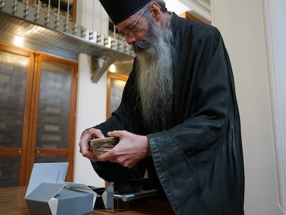 El padre Justin con uno de los manuscritos conservados en la biblioteca del monasterio de Santa Catalina (Egipto).