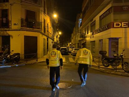 Sanitarios se acercan al lugar del crimen en Usera.