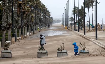 El paseo marítimo de Valencia, cubierto por la arena de la playa a causa del temporal de lluvia y viento que ha barrido toda la geografía valenciana. 