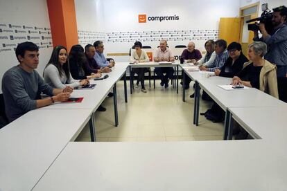 Negociadores de Podemos y Comprom&iacute;s esperan la respuesta de Esquerra Unida a la oferta realizada.