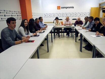 Negociadores de Podemos y Comprom&iacute;s esperan la respuesta de Esquerra Unida a la oferta realizada.