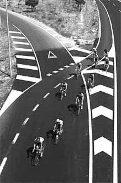 Un grupo de ciclistas en la carretera de Colmenar Viejo.