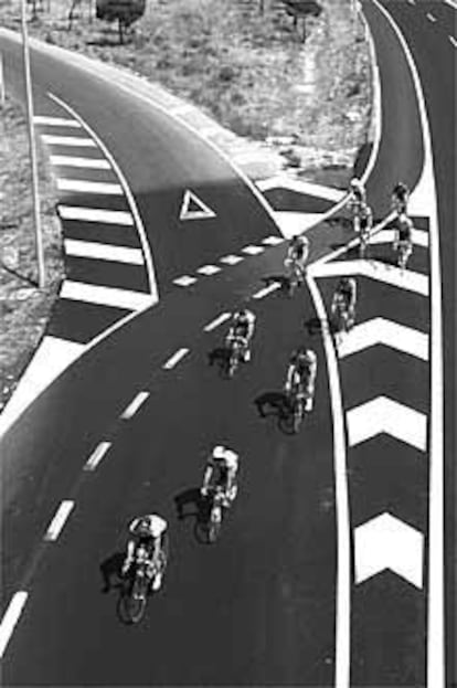 Un grupo de ciclistas en la carretera de Colmenar Viejo.