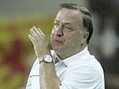 Dick Advocaat, dando órdenes desde la banda.