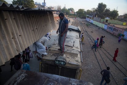 Los rieles mueren en Sheopur Kalan. Un hombre se vale de asas acopladas a la locomotora para apearse. Sheopur proviene de un nombre propio sahariya y kalan es un término mogol-persa que significa “grande”. Los Scindia se hicieron con la zona en 1808.

