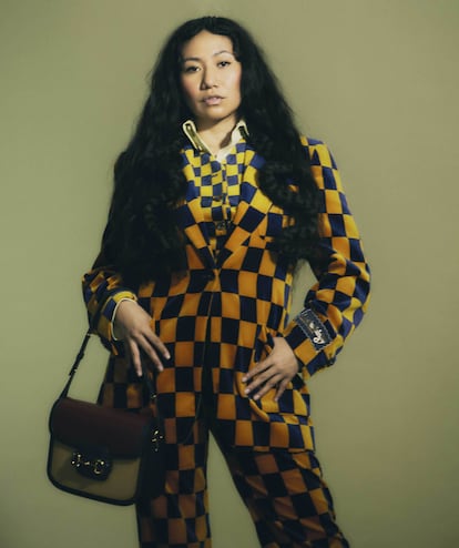 Carla posa con chaqueta, chaleco, pantalón y camisa, todo de GUCCI OUVERTURE. Bolso Gucci Horsebit 1955 en cuero beis y rojo con ribete azul y detalle Horsebit
de GUCCI BELOVED.
En la página anterior, Rocío con camisa y pantalón, ambos de GUCCI OUVERTURE. Reloj Gucci Grip de GUCCI y bolso
GG Marmont en piel roja y azul con ribete color mantequilla y
detalle de Doble G de GUCCI BELOVED.