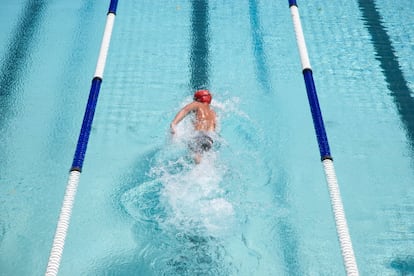 <p>Usted es un corredor consumado. Un maratoniano de tomo y lomo. En el agua, en cambio, no pasa del estilo perrete nivel supervivencia. Por eso, huye de la piscina y sale a correr casi a diario. Mal hecho. Está sobreutilizando siempre las mismas articulaciones y corre el riesgo de lesionarse. Es hora de compaginar las carreras con otros deportes: el entrenamiento cruzado.</p> <p>"Cambiar un día de kilómetros de asfalto —los días en los que no se meten kilómetros de calidad, como las series— por la natación le va a permitir seguir avanzando en la parte aeróbica pero sin machacar las rodillas. Con la ventaja de que también se potencia el tren superior, uno de los puntos débiles de los corredores y fundamental para impulsarse, en especial, en las cuestas", explica Rubén Gadea, entrenador y director de <a href="http://www.sanusvitae.es/" rel="nofollow" target="_blank">Sanus Vitae</a>. Supere el pánico (o el pudor) a la piscina, al exiguo bañador de competición y al gorro de baño. Échese a nadar. Para su alivio, descubrirá que <strong>cada visita a la piscina le parecerá más llevadera</strong>.</p> <p>Otra opción: desempolve la bicicleta y salga a pedalear. "La carrera a pie involucra mucho a la musculatura posterior (isquiotibiales y sóleos). También a las fascias plantares, la rodilla y el tendón de Aquiles. Con la bicicleta, en cambio, se trabajan mucho los cuádriceps. Y eso se nota, por ejemplo, cuando en un <em>trail</em> tocan bajadas muy empinadas".</p>