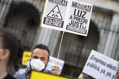 Protesta contra el alza de la luz organizada en Madrid por asociaciones de consumidores el pasado 15 de julio.